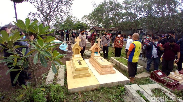Kapolresta Solo Kombes Ade Safri Simanjuntak meninjau lokasi makam yang dirusak, Rabu (23/6/2021).