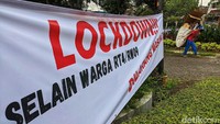 Selain warga RT 4 RW 9 dilarang masuk. Hal itu terlihat dalam salah satu spanduk yang dipasang di jalan masuk wilayah RT 4.
