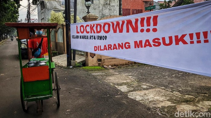 Karantina Mikro Tingkat RT di Tangerang Selatan Kasus COVID-19 terus mengalami peningkatan. Untuk mencegah penyebaran virus tersebut, karantina mikro diterapkan di RT 4/9 Kecamatan Pondok Karya, Tangerang Selatan.