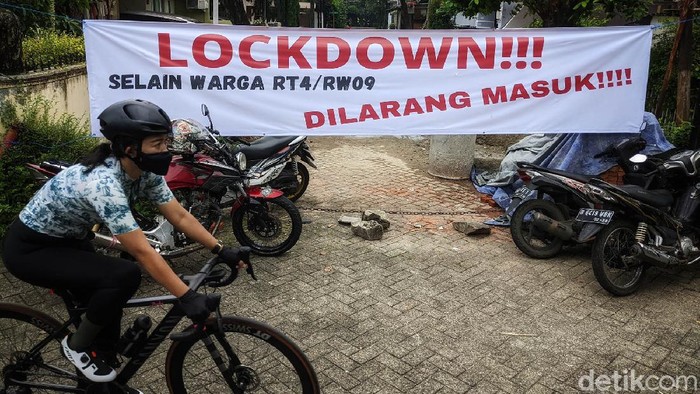 Kasus COVID-19 terus mengalami peningkatan. Untuk mencegah penyebaran virus tersebut, karantina mikro diterapkan di RT 4/9 Kecamatan Pondok Karya, Tangerang Selatan.