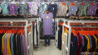 Jejak-jejak kawin kontrak hanya tertinggal di ingatan, uang belasan juta yang ia dapat telah habis untuk dibelanjakan baju, perhiasan dan kebutuhan sehari-hari. 