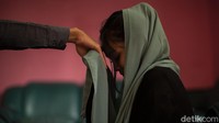 “Bahwa saya mengantarkan anak saya (tidak disebut nama). Diatasnamakan kawin kontrak selama satu minggu”. Kata-kata itu masih terekam dengan jelas di ingatan Merah (bukan nama sebenarnya, red.) meski telah berlalu selama tiga tahun.