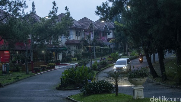 Fenomena kawin kontrak di Cipanas, Cianjur bukan isapan jempol. Kampung itu kini sepi turis Arab, sebagai pelaku kawin kontrak, terimbas pandemi virus Corona. Fenomena kawin kontrak di Cipanas, Cianjur bukan isapan jempol. Kampung itu kini sepi turis Arab, sebagai pelaku kawin kontrak, terimbas pandemi virus Corona.