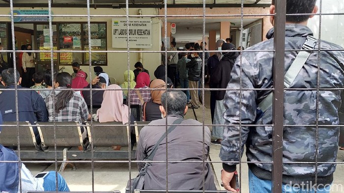 Kerumunan warga di Labkes Dinkes Bandung.