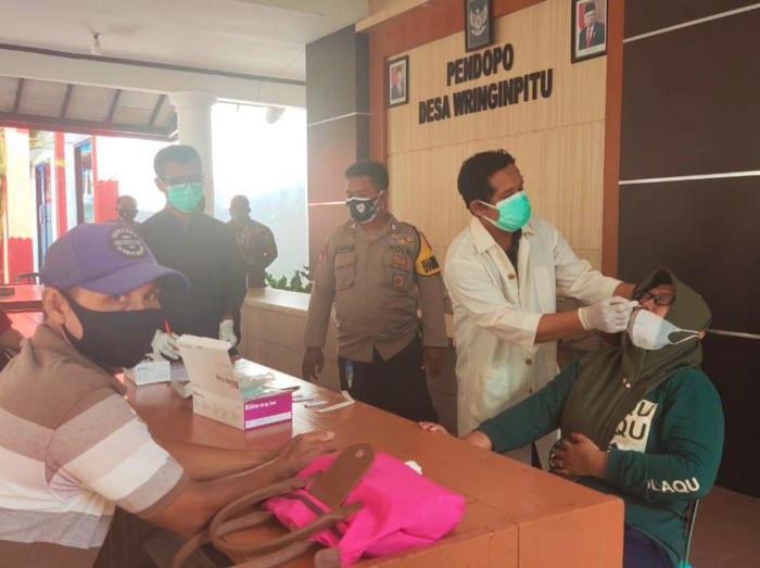 Klaster hajatan di Desa Wringinpitu Kecamatan Tegaldlimo, Banyuwangi membuat nakes setempat ikut terpapar. Itu setelah ada salah satu dokter terpapar COVID-19. Tercatat 8 orang juga menyusul positif COVID-19