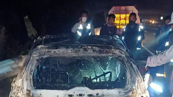Kondisi mobil yang terbakar usai kecelakaan Tol Sragen-Ngawi, Rabu (23/6/2021).