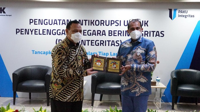 Ketua KPK Firli Bahuri dengan Wamenkumham Eddy OS Hiarie dalam acara PAKU Integritas, di Gedung Merah Putih KPK, Kuningan, Jakarta Selatan, Rabu (23/6/2021),