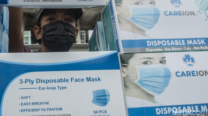 Lagi, Masker Medis Kembali Jadi Buruan Lonjakan kasus COVID-19 kian meningkat. Demi menjaga diri untuk mencegah penularan, masker medis pun kembali jadi buruan.