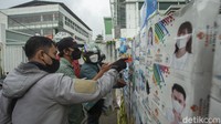 Masker yang dijual di pinggir jalan juga bervariasi harganya, mulai dari Rp 14.000 hingga Rp 90.000.