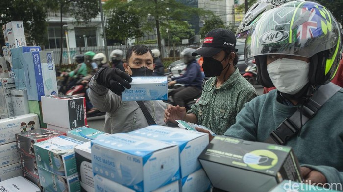 Lagi, Masker Medis Kembali Jadi Buruan Lonjakan kasus COVID-19 kian meningkat. Demi menjaga diri untuk mencegah penularan, masker medis pun kembali jadi buruan.