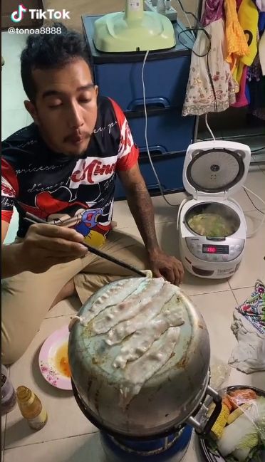 Nyeleneh! Pria Ini Panggang Daging Pakai Panci yang Dibalik