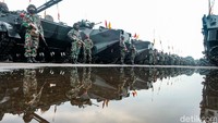 Tank amfibi juga dihadirkan dalam apel latihan perang tersebut. Sejumlah kendaraan tempur dihadirkan dalam apel kesiapan latihan.