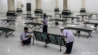 Masjid tersebut menyiapkan 100 tempat tidur bagi tempat isolasi warga terpapar COVID-19 berstatus Orang Tanpa Gejala (OTG) jika dibutuhkan mendesak. 