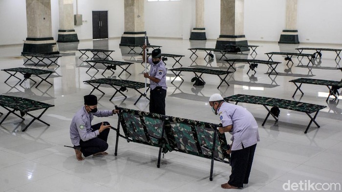 Masjid KH Hasyim Asyari Siapkan 100 Tempat Tidur Pasien OTG Aula Masjid Raya KH Hasyim Asy'ari di Jalan Daan Mogot, Jakarta Barat, menyiapkan sebanyak 100 tempat tidur untuk isolasi pasien OTG.