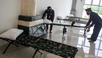 Sebagai informasi, ada tiga wilayah yang masuk zona merah Corona di Jakarta Barat per hari ini. Diketahui DKI Jakarta menjadi salah satu wilayah yang mengalami lonjakan jumlah kasus COVID-19.
