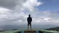 Berfoto dengan Latar Pemandangan Sukageuri View