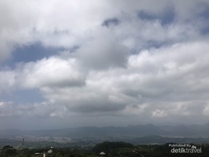 Menikmati Udara Segar di Sukageuri View