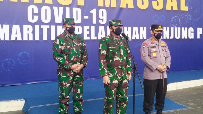 Panglima TNI dan Kapolri mengecek vaksinasi Corona di Tanjung Priok (Luqman-detikcom)