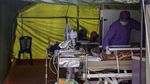Potret Pasien COVID-19 Terpaksa Dirawat di Tenda Darurat