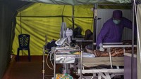 Sebanyak tiga pasien COVID-19 dirawat di tenda darurat Rumah Sakit QIM Batang karena kapasitas ruang isolasi sebanyak 29 sudah penuh. ANTARA FOTO/Harviyan Perdana Putra
