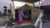 Petugas kesehatan merawat pasien COVID-19 di tenda darurat Rumah Sakit QIM, Kabupaten Batang, Jawa Tengah, Rabu (23/6/2021. ANTARA FOTO/Harviyan Perdana Putra