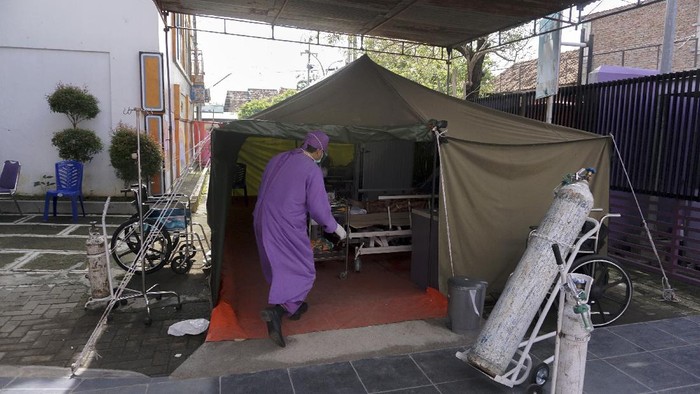Petugas kesehatan merawat pasien COVID-19 di tenda darurat Rumah Sakit QIM, Kabupaten Batang, Jawa Tengah, Rabu (23/6/2021). Sebanyak tiga pasien COVID-19 dirawat di tenda darurat Rumah Sakit QIM Batang karena kapasitas ruang isolasi sebanyak 29 sudah penuh. ANTARA FOTO/Harviyan Perdana Putra/hp.