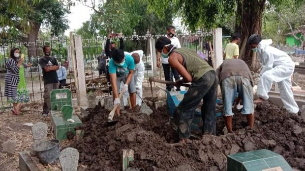 pemakaman istri pasien varian delta di bojonegoro