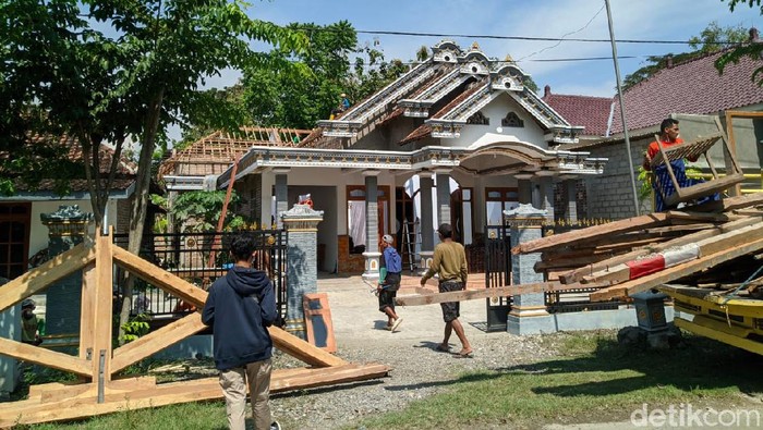 Perceraian Agus Purwanto dan Anjar Trisnawati menjadi perhatian warga Desa Carangrejo, Kecamatan Sampung. Sebab, perceraian pasutri itu berujung pembongkaran rumah senilai Rp 400 juta.