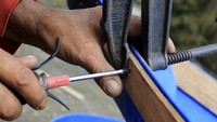 Dengan peralatan yang serba sederhana seperti mesin chainsaw, gergaji kayu, palu, alat ketam kayu tradisional, pahat, obeng, solder, parang dan pahat mereka mampu mengolah drum plastik bekas bulat menjadi perahu.