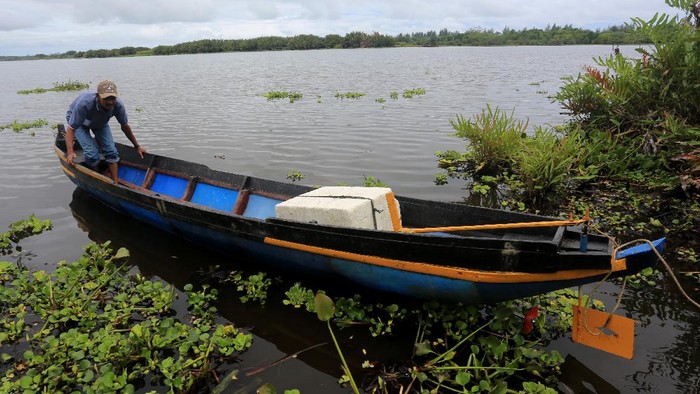 PENGOLAHAN DRUM PLASTIK BEKAS MENJADI PERAHU Warga menggunakan perahu drum plastik bekas saat mencari ikan di kawasan Desa Arongan, Kecamatan Arongan Lambalek, Aceh Barat, Aceh.