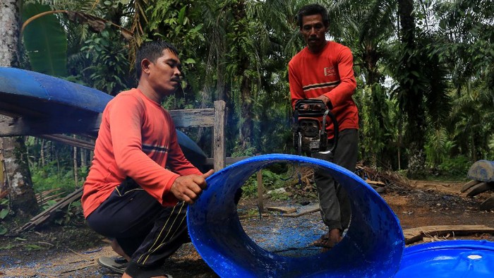 Warga menggunakan perahu drum plastik bekas saat mencari ikan di kawasan Desa Arongan, Kecamatan Arongan Lambalek, Aceh Barat, Aceh.