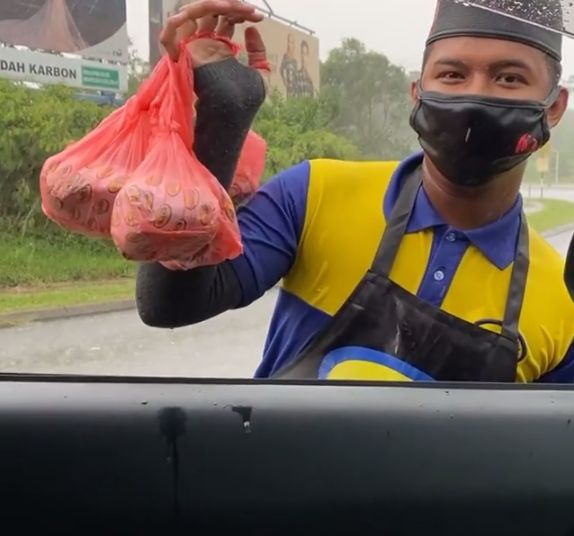 Bikin Haru! Pria Ini Rela Kehujanan demi Jualan Burgernya Laku