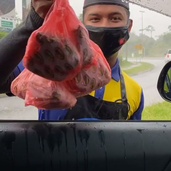 Bikin Haru! Pria Ini Rela Kehujanan demi Jualan Burgernya Laku