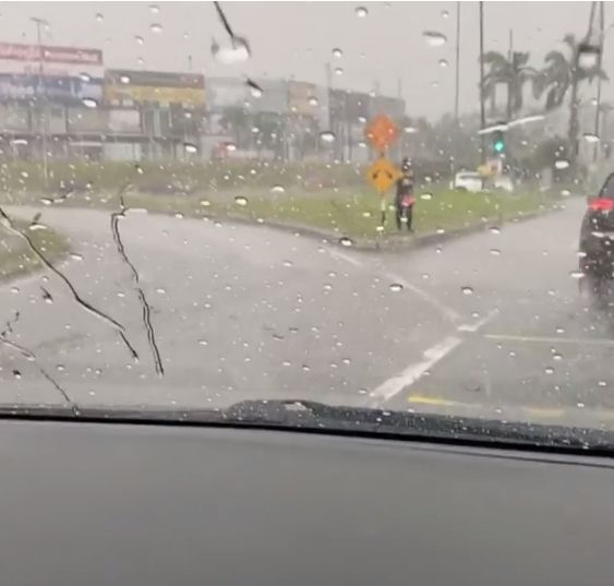 Bikin Haru! Pria Ini Rela Kehujanan demi Jualan Burgernya Laku