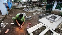 Setidaknya ada 12 makam yang dirusak oleh 10 bocah.
