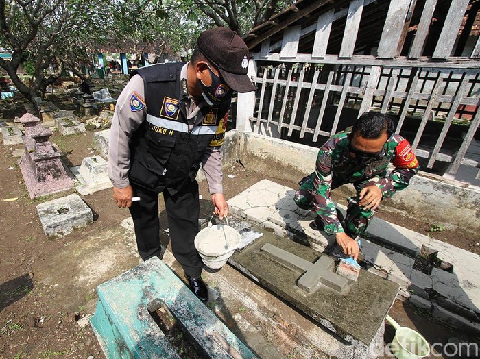 Perusakan sejumlah makam di TPU Cemoro Kembar, Solo oleh anak-anak mendapat perhatian serius. Kini masyarakat dibantu Babinsa dan Babinkamtibmas mulai melakukan perbaikan.