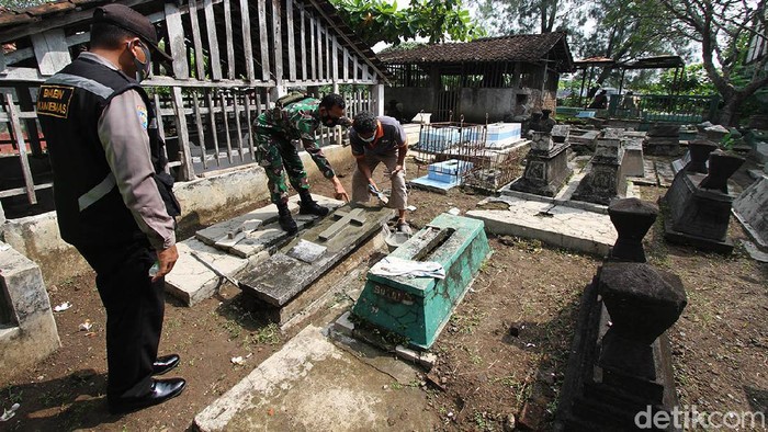 Perusakan sejumlah makam di TPU Cemoro Kembar, Solo oleh anak-anak mendapat perhatian serius. Kini masyarakat dibantu Babinsa dan Babinkamtibmas mulai melakukan perbaikan.