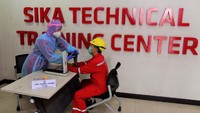 Melalui kerjasama dengan Kamar Dagang Indonesia (KADIN) dan Biofarma, para pekerja dan keluarganya akan mendapatkan vaksin Sinopharm.