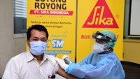 Human Resources & General Administration Manager Sika Indonesia, Aris Sugema menerima suntikan vaksin dosis pertama hari ini (23/06) bersama para pekerja lainnya dalam upaya mempercepat pemulihan ekonomi dan dunia usaha di Indonesia yang terdampak pandemi COVID-19. Perusahaan bahan kimia untuk konstruksi dan industri asal Swiss, Sika menyelenggarakan Vaksinasi Gotong Royong untuk pekerja dan keluarganya yang terdaftar dengan target sasaran vaksin 450 orang. 