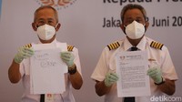 Ketua Paguyuban Pilot Ex Merpati (PPEM) Capt. Anthony Ajawaila bersama pengurus menunjukkan surat yang ditujukan kepada Presiden Jokowi saat konferensi pers di Jakarta, Rabu (23/6/2021).