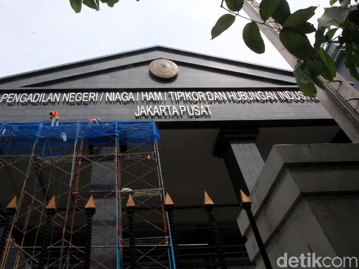 Pengadilan Negeri (PN) Jakarta Pusat menghentikan sementara aktivitas persidangan terhitung sejak hari ini hingga 24 Juni 2021.