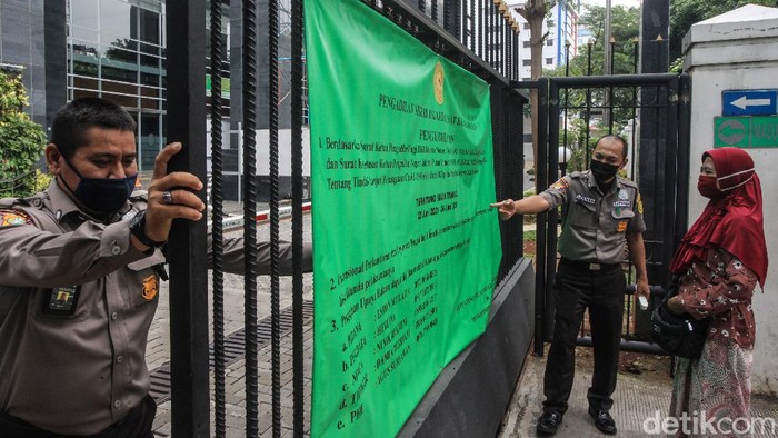 PN Jakpus Lockdown 3 Hari Imbas Hakim-Pegawai Positif COVID-19 Pengadilan Negeri (PN) Jakarta Pusat menghentikan sementara aktivitas persidangan terhitung sejak hari ini hingga 24 Juni 2021.