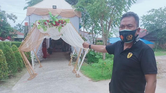Polisi saat mendatangi lokasi pernikahan pria positif Corona asal Riau yang kabur ke Padang (dok. Polresta Pekanbaru)