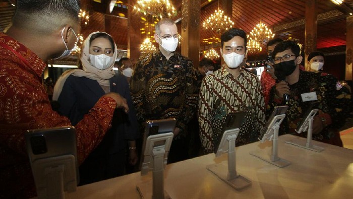 Demi mewujudkan transformasi digital dan mendukung program pemulihan ekonomi, Indosat Ooredoo meluncurkan layanan jaringan 5G pertama di Solo.