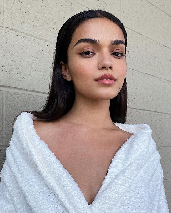 Snow White versi live action sendiri baru akan menjalani syuting pada 2022. Hingga kini belum diketahui siapa aktor yang akan bermain sebagai sang pangeran. Foto: dok. Instagram @rachelzegler