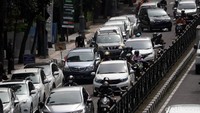 Tak hanya antrian kendaraan, terjadi juga kerumunan warga di pintu masuk perusahaan farmasi tersebut.