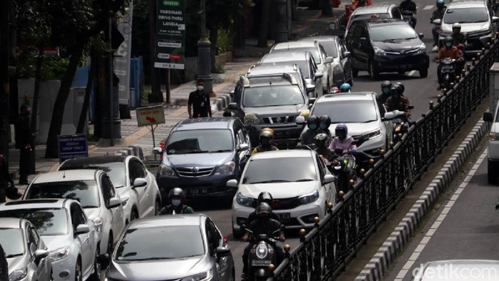 Rapid Antigen Drive Thru bikin Kemacetan Kemacetan di Jalan Merdeka, Kota Bandung terjadi akibat antrean mobil yang hendak melakukan rapid antigen drive thru di salah satu perusahaan farmasi. Begini penampakannya.