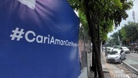 Akibat antrian tersebut terjadi penyempitan jalan karena laju kendaraan terhambat oleh mobil yang hendak masuk untuk melakukan rapid antigen secara drive thru.