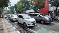 Pantauan detikcom, Rabu (23/6/2021) sekitar Pukul 11.00 WIB antrian mobil di bahu jalan bisa mencapai 5-10 mobil.