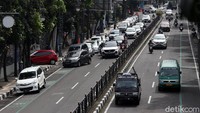 Sejumlah kendaraan mengatre untuk melakukan rapid antigen drive thru di salah satu perusahaan farmasi di Kota Bandung.